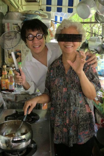 โน้ส อุดม กับคุณแม่ หญิงผู้เป็นเบื้องหลัง เดี่ยวไมโครโฟน
