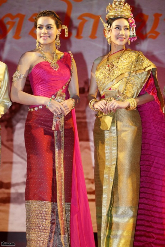 งดงาม! นุ่น - คิมเบอร์ลี่ เดินแบบชุดรัตนโกสินทร์ 3 ยุค