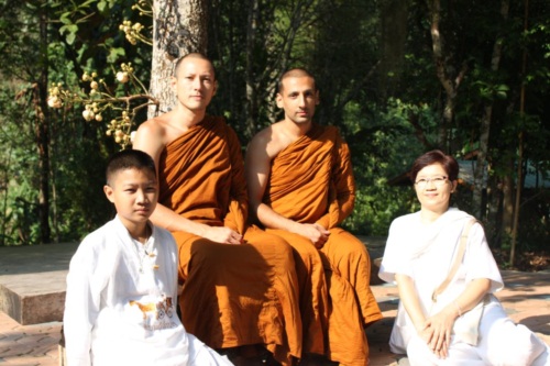 เส้นทางธรรม ของ เจสัน ยัง ภายใต้ร่มกาสาวพัตร์