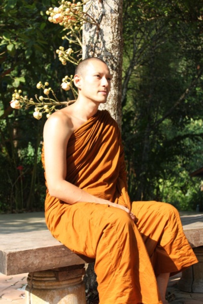 เส้นทางธรรม ของ เจสัน ยัง ภายใต้ร่มกาสาวพัตร์