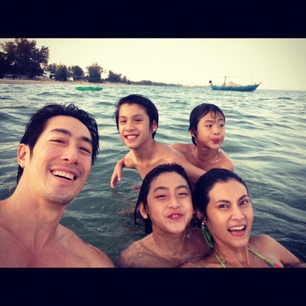 สุดแฮปปี้ เจ-ปิ่น ควงลูกเที่ยวแบบยกครอบครัว