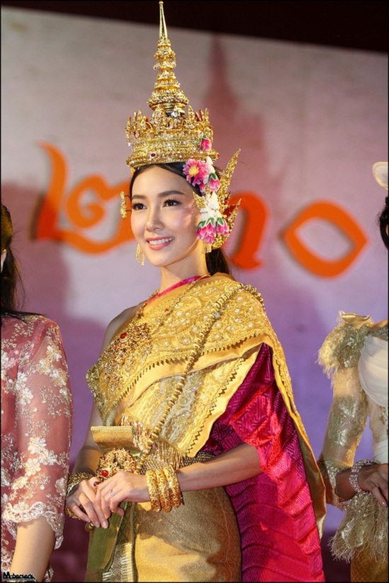 งดงาม! นุ่น - คิมเบอร์ลี่ เดินแบบชุดรัตนโกสินทร์ 3 ยุค