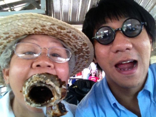 โน้ส อุดม กับคุณแม่ หญิงผู้เป็นเบื้องหลัง เดี่ยวไมโครโฟน