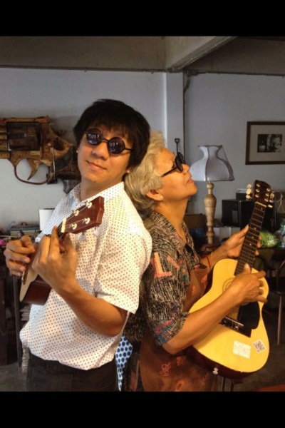 โน้ส อุดม กับคุณแม่ หญิงผู้เป็นเบื้องหลัง เดี่ยวไมโครโฟน