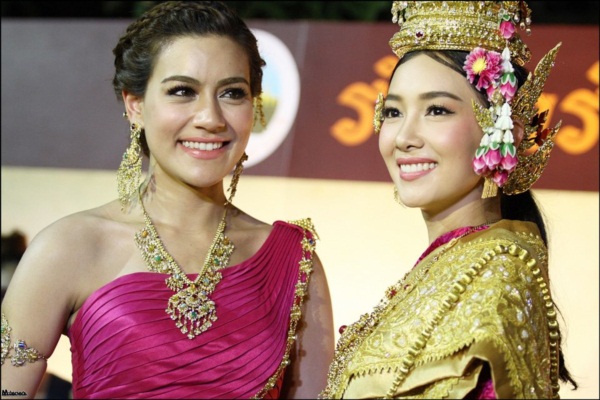 งดงาม! นุ่น - คิมเบอร์ลี่ เดินแบบชุดรัตนโกสินทร์ 3 ยุค