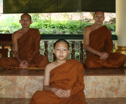 เส้นทางธรรม ของ เจสัน ยัง ภายใต้ร่มกาสาวพัตร์