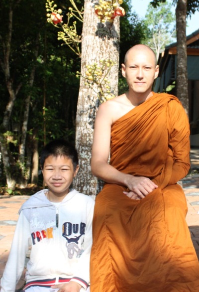 เส้นทางธรรม ของ เจสัน ยัง ภายใต้ร่มกาสาวพัตร์