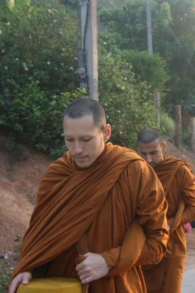 เส้นทางธรรม ของ เจสัน ยัง ภายใต้ร่มกาสาวพัตร์