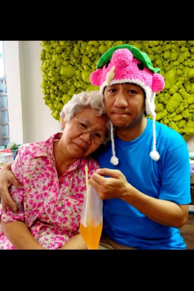 โน้ส อุดม กับคุณแม่ หญิงผู้เป็นเบื้องหลัง เดี่ยวไมโครโฟน