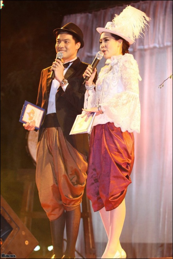 งดงาม! นุ่น - คิมเบอร์ลี่ เดินแบบชุดรัตนโกสินทร์ 3 ยุค