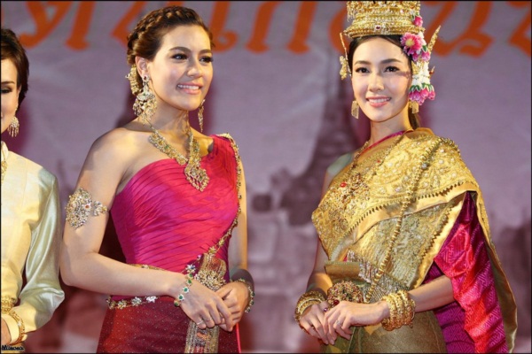 งดงาม! นุ่น - คิมเบอร์ลี่ เดินแบบชุดรัตนโกสินทร์ 3 ยุค