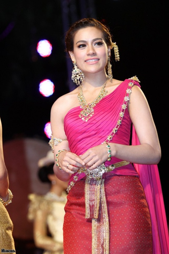 งดงาม! นุ่น - คิมเบอร์ลี่ เดินแบบชุดรัตนโกสินทร์ 3 ยุค