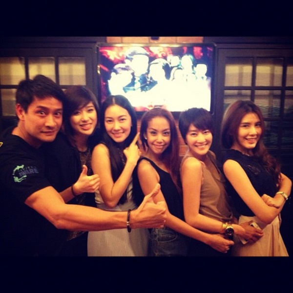 ชมภาพ...รวมพลนักแสดงดอกโศก ดูละครตอนอวสาน