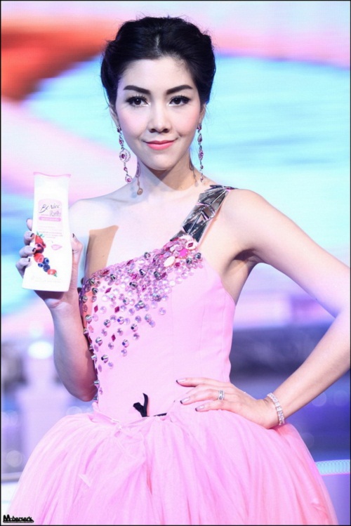 อั้ม-พลอย-วุ้นเส้น ขนขบวนดารา อวดผิวเป๊ะเวอร์