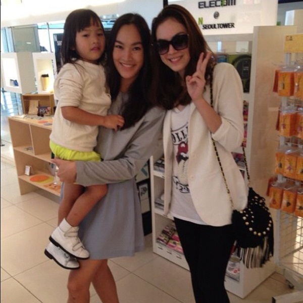 ตุ๊ก ชนกวนันท์ จูงมือลูกน้อย พักใจเเดนกิมจิ