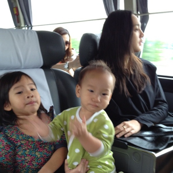 ตุ๊ก ชนกวนันท์ จูงมือลูกน้อย พักใจเเดนกิมจิ