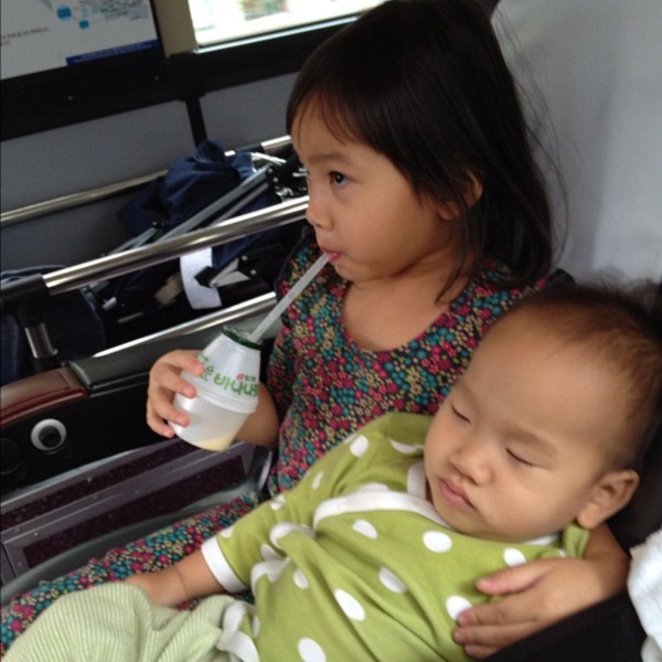 ตุ๊ก ชนกวนันท์ จูงมือลูกน้อย พักใจเเดนกิมจิ
