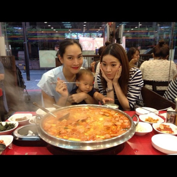 ตุ๊ก ชนกวนันท์ จูงมือลูกน้อย พักใจเเดนกิมจิ