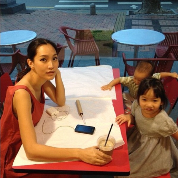 ตุ๊ก ชนกวนันท์ จูงมือลูกน้อย พักใจเเดนกิมจิ