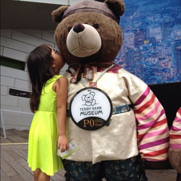 ตุ๊ก ชนกวนันท์ จูงมือลูกน้อย พักใจเเดนกิมจิ