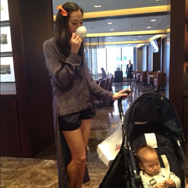ตุ๊ก ชนกวนันท์ จูงมือลูกน้อย พักใจเเดนกิมจิ