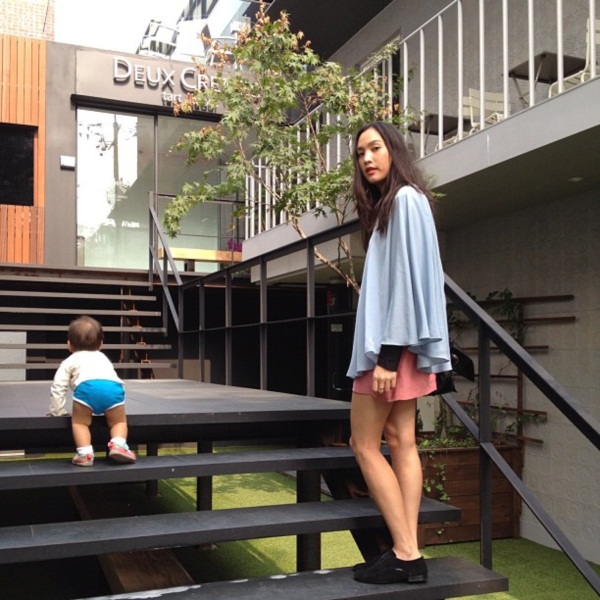 ตุ๊ก ชนกวนันท์ จูงมือลูกน้อย พักใจเเดนกิมจิ