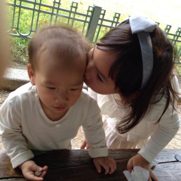 ตุ๊ก ชนกวนันท์ จูงมือลูกน้อย พักใจเเดนกิมจิ