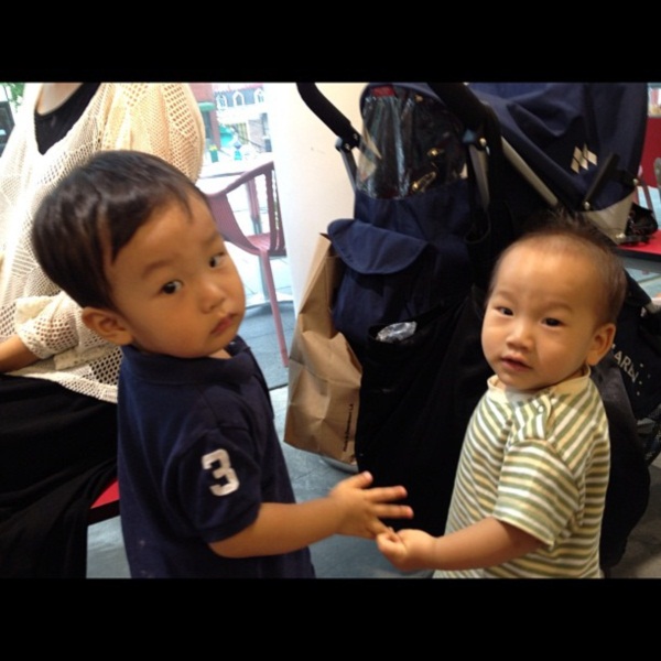 ตุ๊ก ชนกวนันท์ จูงมือลูกน้อย พักใจเเดนกิมจิ