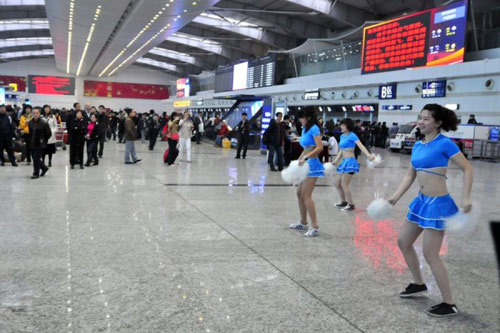 สนามบินจีนโชว์เต้นเชียร์ลีดเดอร์แก้เซ็ง หลังเที่ยวบินล่าช้า