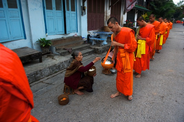 ตักบาตรข้าวเหนียว ที่เที่ยวหลวงพระบาง