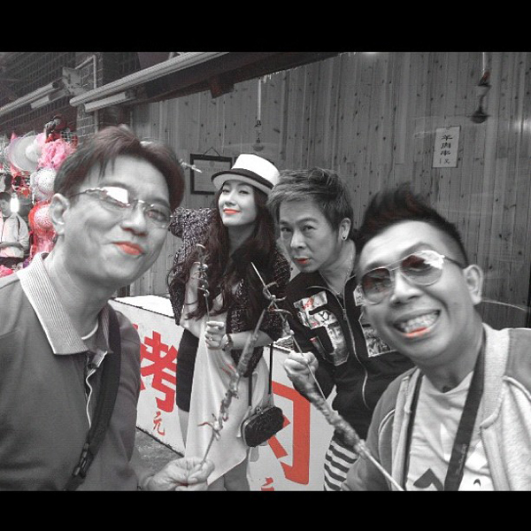 ไก่ สมพล แท็กทีมพิธีกรที่นี่หมอชิต ตะลอนทัวร์ฉงชิ่ง